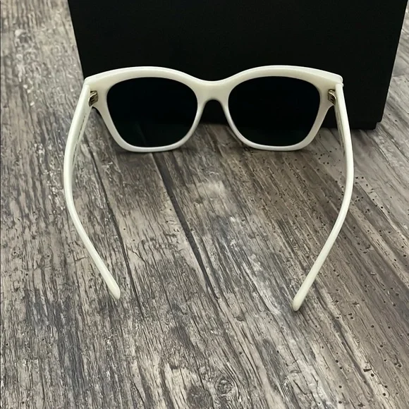 Chanel White pearl Sunglasses - Picture 5 of 5
